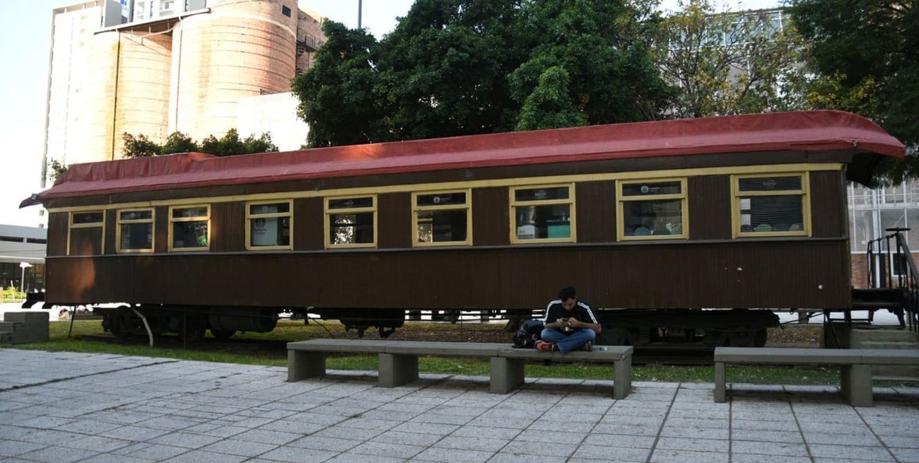 Cómo quedó por dentro el histórico Vagón de Pedro Vittori, "renacido" en oficina turística