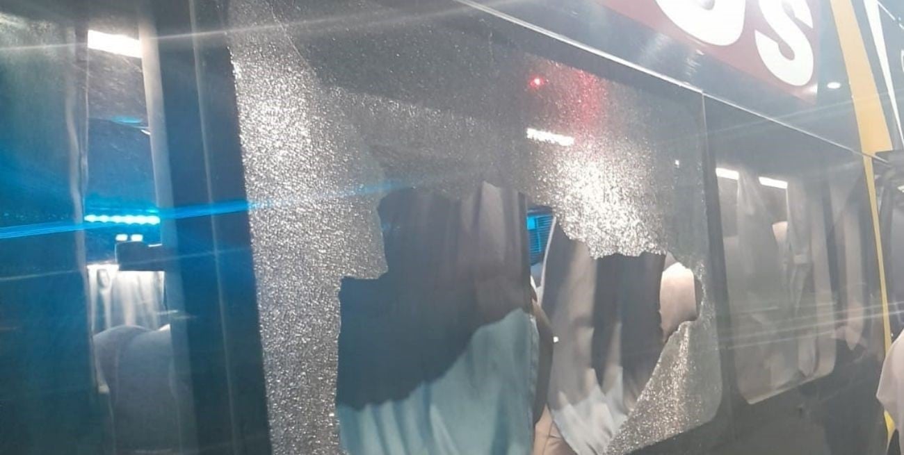 Apedrearon un colectivo en Circunvalación y Mendoza; dos mujeres lesionadas