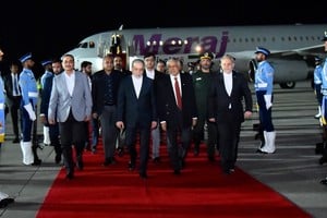 Una delegación iraní encabezada por el ministro de Relaciones Exteriores, Seyed Abbas Araghchi (c), llegó este sábado a Pakistán, pese a la ausencia de la delegación de Estados Unidos. Foto: Xinhua.