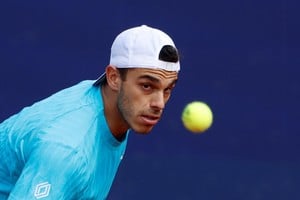 Francisco Cerúndolo venció con autoridad a Luciano Darderi y avanzó a octavos de final en Madrid. Foto: Reuters