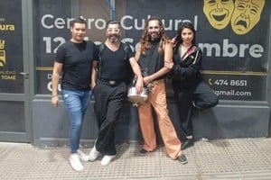 Luis Almada, el director Payero Zaragoza, Favio Britos y Rocío Corrales, en la puerta de la sala santotomesina. Foto: Gentileza producción