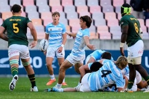 Ignacio Zabella, medio scrum de Los Pumitas y de Capibaras XV, a punto de patear un "cajón. Foto: Prensa UAR - Gaspafotos (Michael Sheehan).