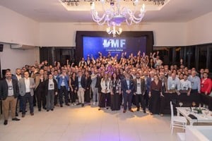 DMF Comercio Exterior y su foto familiar de los presentes.