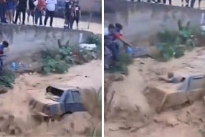 Voluntarios lograron rescatar al hombre antes de que el vehículo quedará tapado por completo.