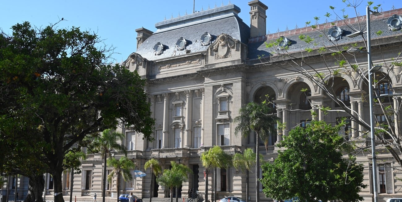 El gobierno de Santa Fe anuncia medidas para aliviar el endeudamiento de estatales y privados