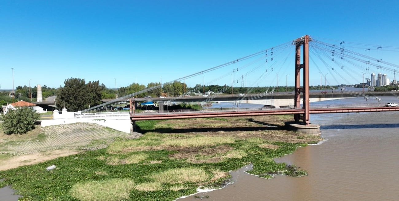 Un embalsado se atascó bajo el Puente Colgante de Santa Fe: el Ejército montará un operativo para retirarlo