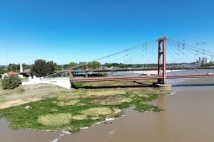 El embalsado ocupa todo el sector, desde la orilla hasta la pila Este del puente Colgante y el Oroño. Fernando Nicola.