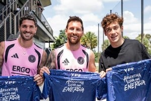 El piloto argentino se encontró con Lionel Messi y Rodrigo De Paul.