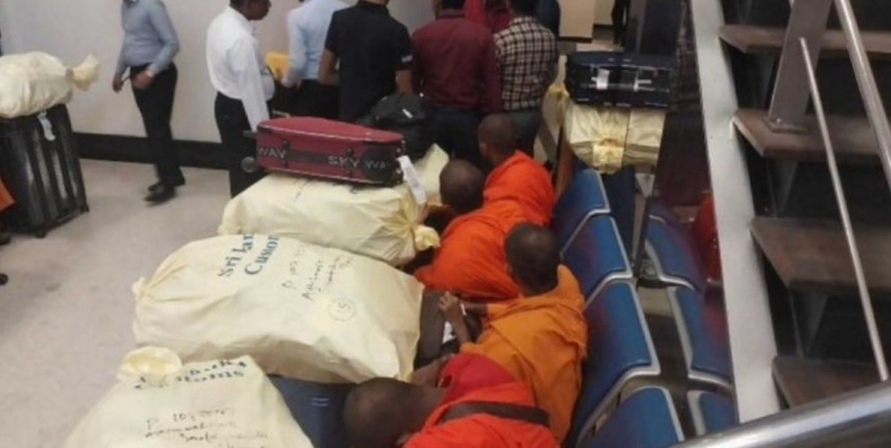 Arrestaron a 22 monjes budistas por llevar más de 110 kg de cannabis en el aeropuerto de Colombo