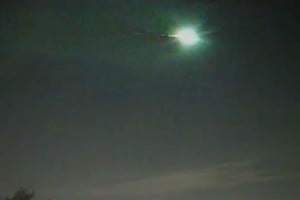 Una intensa luz que cruzó el firmamento de izquierda a derecha.
