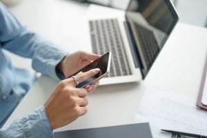 El uso del celular forma parte de la vida cotidiana.