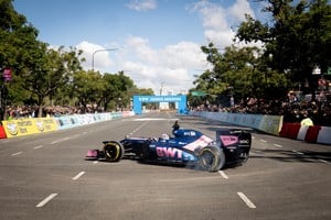 Después de una jornada de filmación en Silverstone, el piloto argentino regresó a Buenos Aires para protagonizar un multitudinario Road Show ante unas 600.000 personas.   Xinhua/Martín Zabala