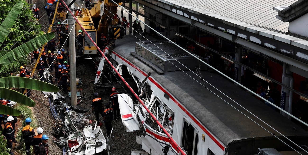 Choque de trenes en Indonesia: al menos 14 muertos y más de 80 heridos 