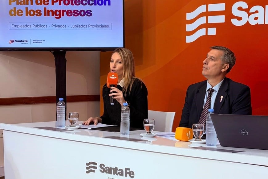 El ministro de Economía, Pablo Olivares, y la vocera gubernamental, Virginia Coudannes.