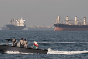 Patrulla iraní en el estratégico y convulsionado Estrecho de Ormuz. Los países beligerantes pactaron un frágil y complicado alto el fuego con su reapertura como condición esencial.