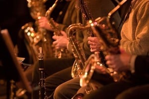 Más allá de las fronteras y los idiomas, el jazz continúa demostrando su vigencia como un lenguaje universal que celebra la individualidad dentro de la armonía colectiva.