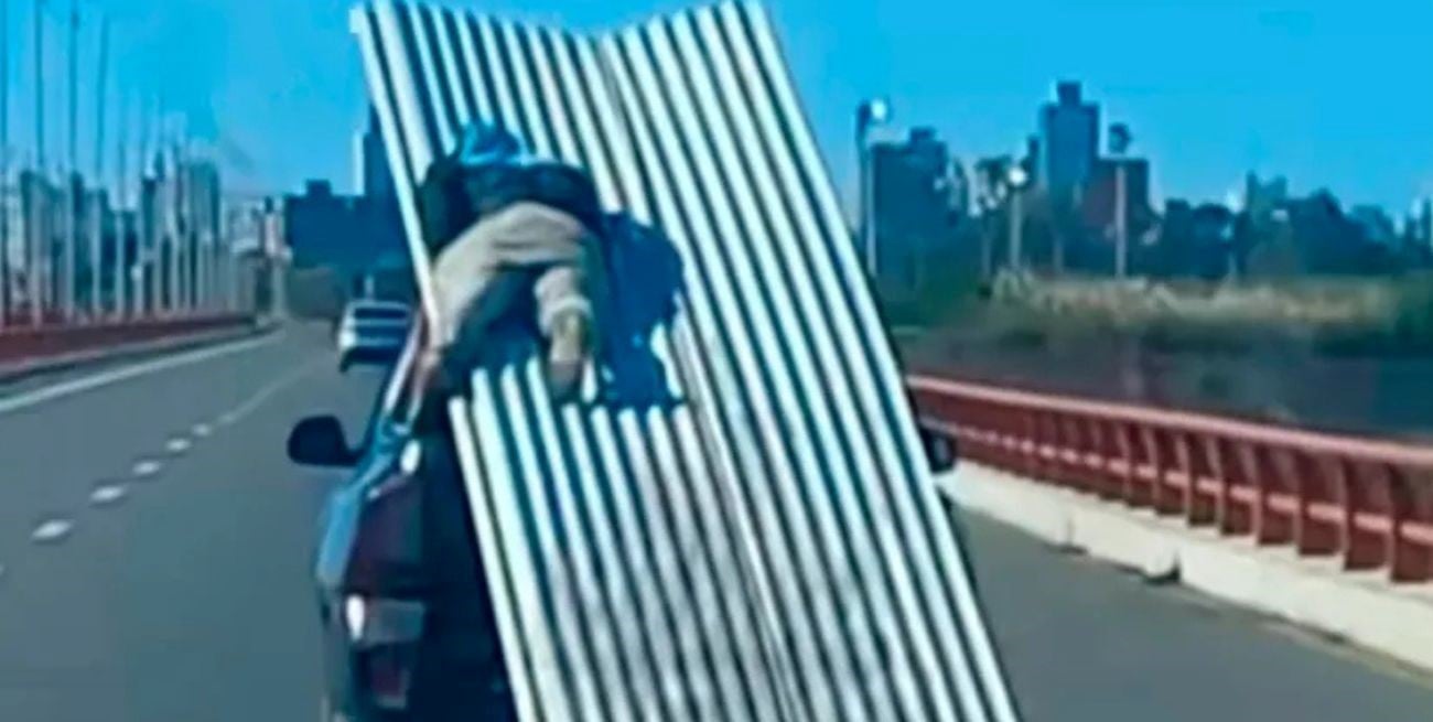 La imprudencia no tiene límites: viajó acostado sobre chapas en plena autopista Santa Fe–Rosario