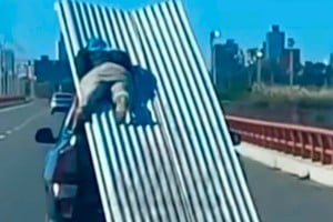 El hombre fue filmado viajando sobre una carga de chapas en plena autopista Santa Fe–Rosario.