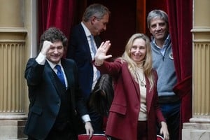 Javier y Karina Milei, junto al ministro de Relaciones Exteriores, Comercio Internacional y Culto, Pablo Quirno, y el ministro de Economía, Luis Caputo, durante la presentación del informe de gestión de Adorni. REUTERS/Mariana Nedelcu