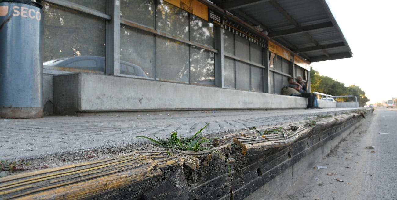 Las paradas del Metrobús, por avenida Blas Parera, vieron mejores épocas