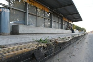 Las paradas de colectivos del Metrobús santafesino presentan deterioro. Foto: Manuel Fabatía