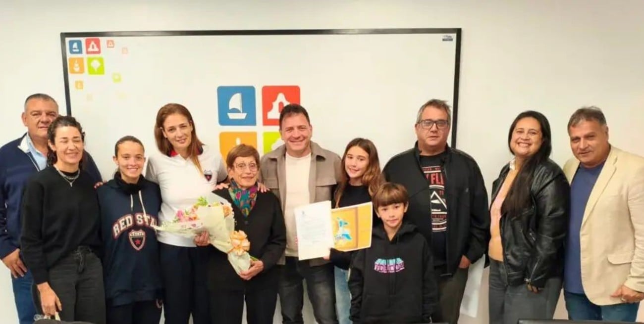 San Lorenzo reconoció a Emilia Bäer, campeona nacional de natación