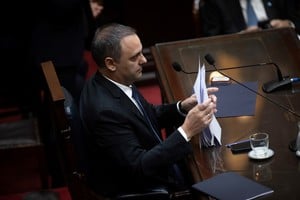 El jefe de Gabinete expuso el estado de rutas, vacantes judiciales, envíos sanitarios, deuda previsional y obras frenadas. Foto: Xinhua / Martín Zabala.
