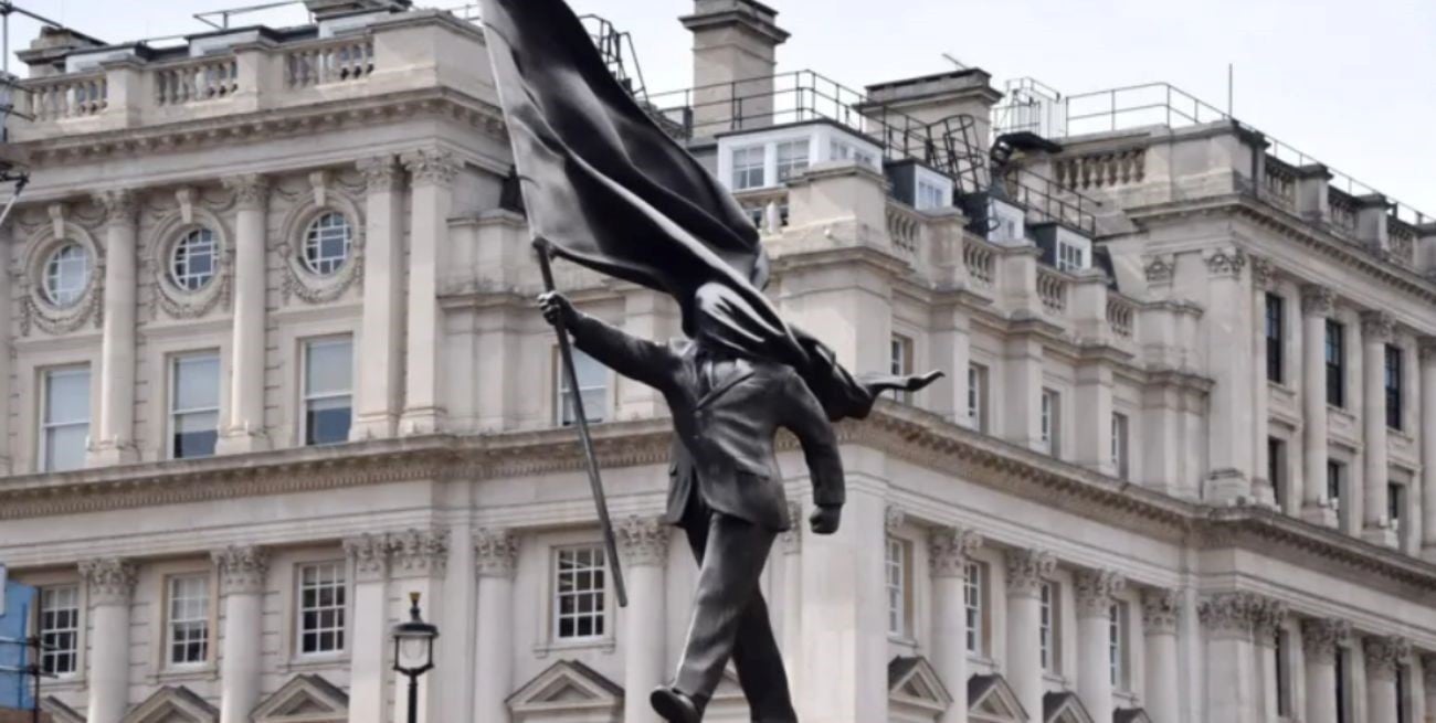 Banksy se atribuyó la autoría de una estatua que apareció en Londres