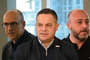 Corral, González y Basile sellaron el acuerdo que unifica al radicalismo de La Capital y evita la interna.
