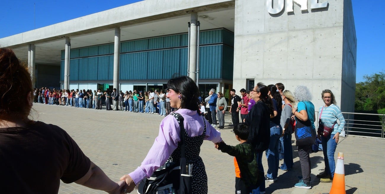 Clases en la calle y abrazo simbólico: escuelas de la UNL visibilizaron la situación universitaria