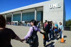 Los estudiantes de la Secundaria de la UNL, junto a algunos padres, realizaron un abrazo simbólico en la Costanera Este. Foto: Guillermo Di Salvatore