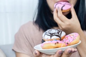 Muchas personas recurren a la comida como una forma de aliviar el estrés o la ansiedad.