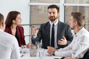 Liderazgo organizacional en una instancia de toma de decisiones estratégicas.