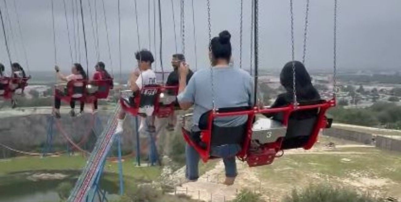 Pánico en Texas: quedaron suspendidos a 70 metros de altura en una atracción de un parque de diversiones