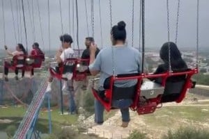 Desde el parque explicaron que el juego fue detenido por una infracción a las normas de seguridad.