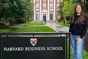 María, en la entrada a la facultad donde transita sus últimos meses de cursada.