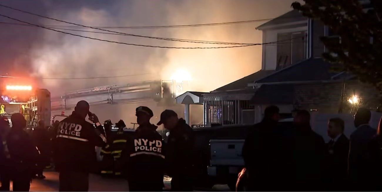 Feroz incendio tras una explosión en Queens: varios policías hospitalizados