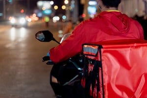 Trabajadores del delivery en medio del debate por la regulación de apps.