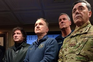 Javier Milei este jueves arriba del USS Nimitz junto al embajador de Estados Unidos, Peter Lamelas.