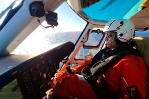 Los agentes en vuelo rumbo al rescate.  Gentileza Prefectura Naval Argentina.