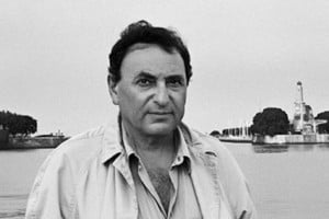 Juan José Saer ("Juani"), autor de obras como "Cicatrices", "El entenado", "Glosa" y "La grande". Los críticos consideran que comenzó su madurez y consagración literaria en la capital francesa, París, donde se trasladó en 1968.