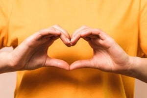 El amor propio no es egoísmo, es la base de todo vínculo sano. Amarse a uno mismo no significa priorizar el bienestar propio por encima del de los demás; significa construir una relación honesta, compasiva y respetuosa con uno mismo,  desde la cual sea posible construir lo mismo con otro. Una persona que no se cuida no puede cuidar de forma sostenida.