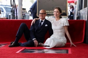 Ella llevó un vestido blanco y el actor, un traje azul navy con corbata a juego.