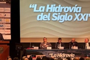 El encuentro en Rosario reunió a referentes del transporte fluvial y autoridades nacionales.