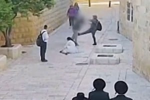 La monja sufrió un rasguño en el rostro, pero no se reportaron heridas graves.