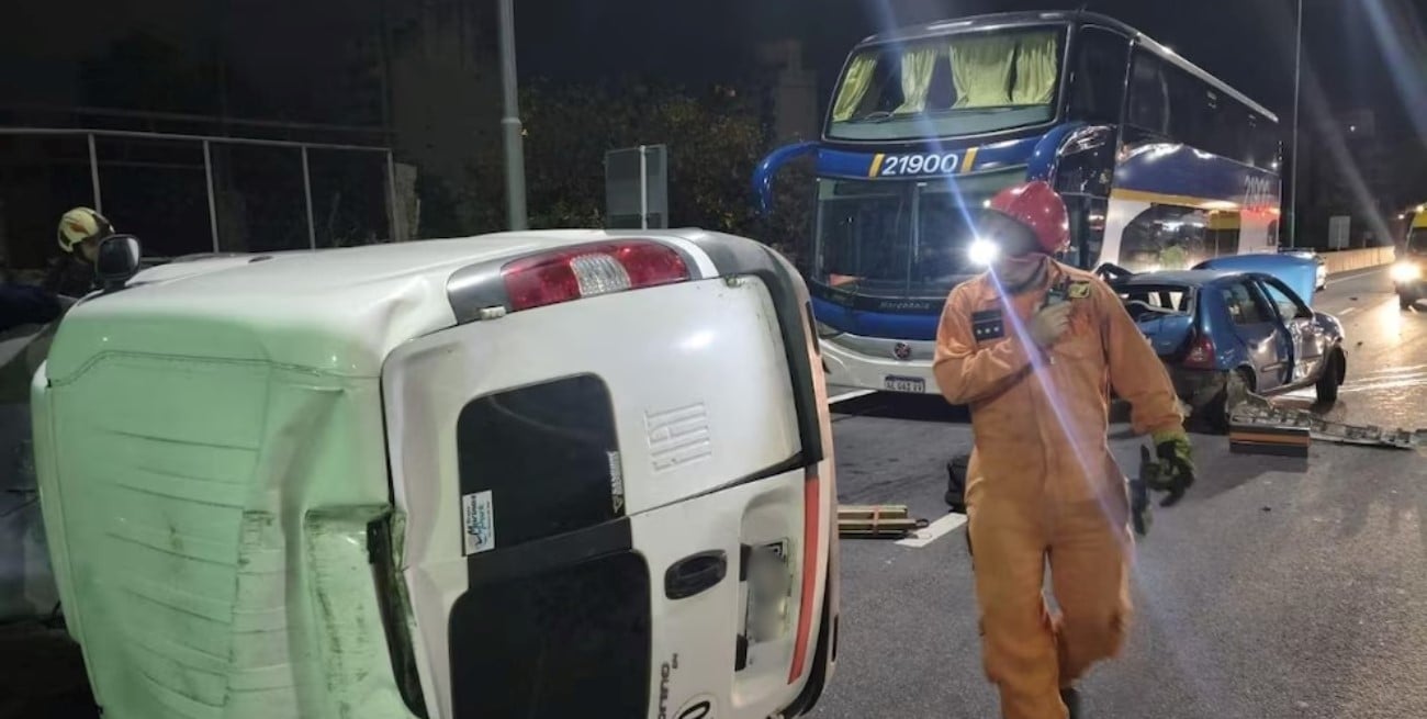 Triple choque con vuelco en la Autopista 25 de Mayo: al menos tres heridos