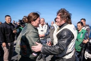 El Presidente estuvo en Mar del Plata para visitar al portaaviones nuclear USS Nimitz.