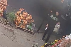 El delincuente fue grabado por una de las cámaras del local. Captura de video
