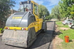 Veredas, pavimento y mantenimiento: Funes avanza con obras en múltiples frentes