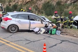 Bomberos y personal de emergencia trabajaron en el rescate de las víctimas.